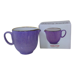 Cremera de porcelana morada.