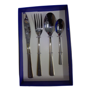 Set de 4 piezas de cubiertos.