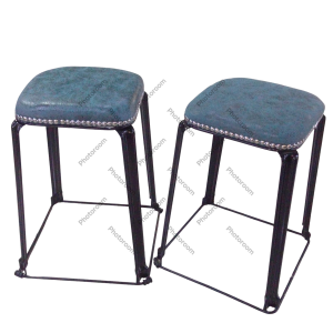 Asiento banquito de metal.