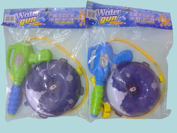 Pistola de agua con mochila.