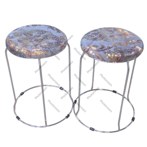 Asiento banquito de metal.