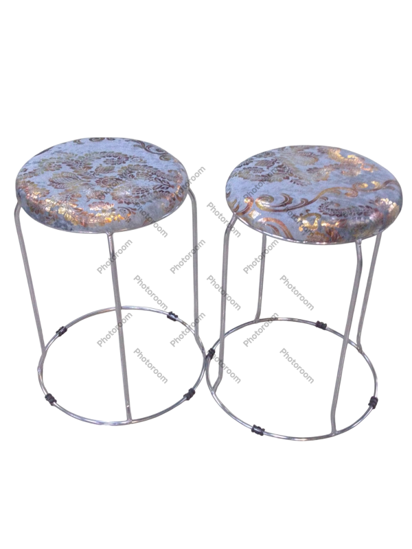Asiento banquito de metal.
