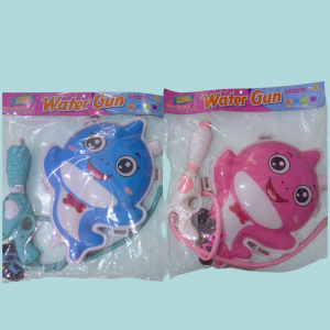 Pistola de agua. Mochila de tiburón.