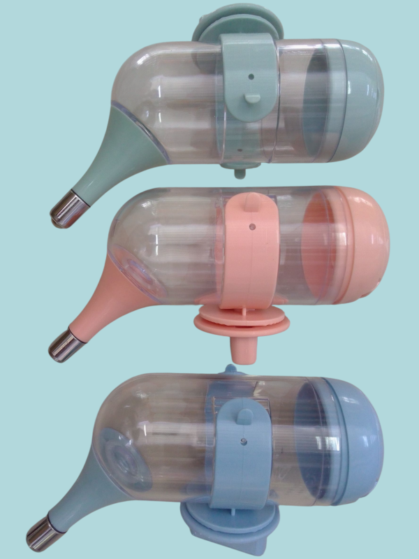 Dispensador de agua para aves.