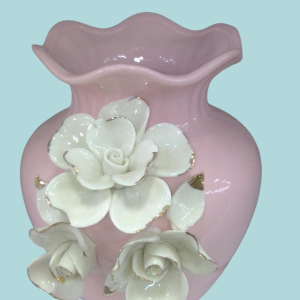 Jarrón rosado decorado.