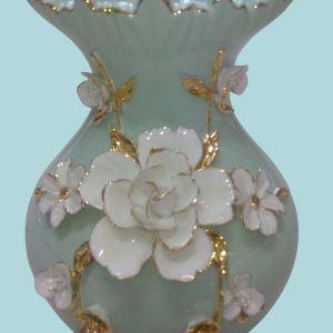 Jarrón de porcelana decorada.
