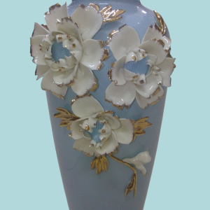 Jarrón de porcelana decorado.