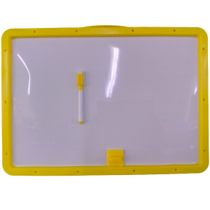 Pizarra acrílica y con el abecedario.