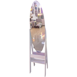 Espejo ovalado con base color blanco.