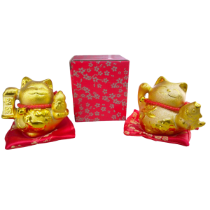 Gato dorado de la suerte con cojín.