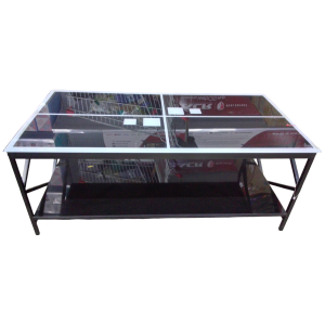 Mesita de vidrio temperado de color negro.