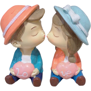 Adorno de pareja de novios besándose.