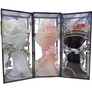 Adornos arreglo floral en estuche.