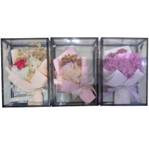 Estuche con adornos para regalar ramillete floral.