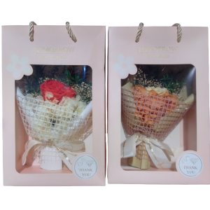 Estuche floral con ramillete. TOMORROW.