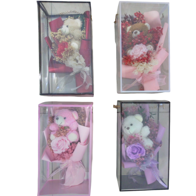 Estuche con peluche y arreglo floral.