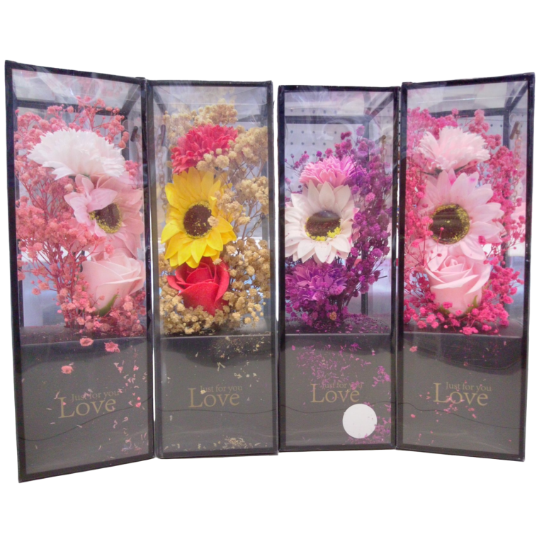 Estuche con arreglo floral.