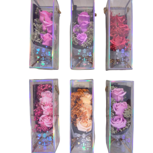 Estuche floral ramillete con rosas.