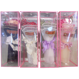 Estuche con arreglo floral.