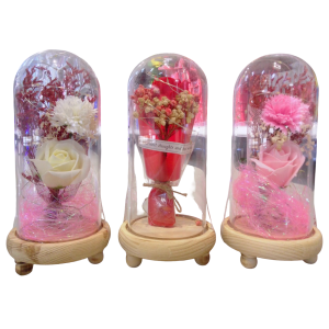 Ramillete de flores en frasco.