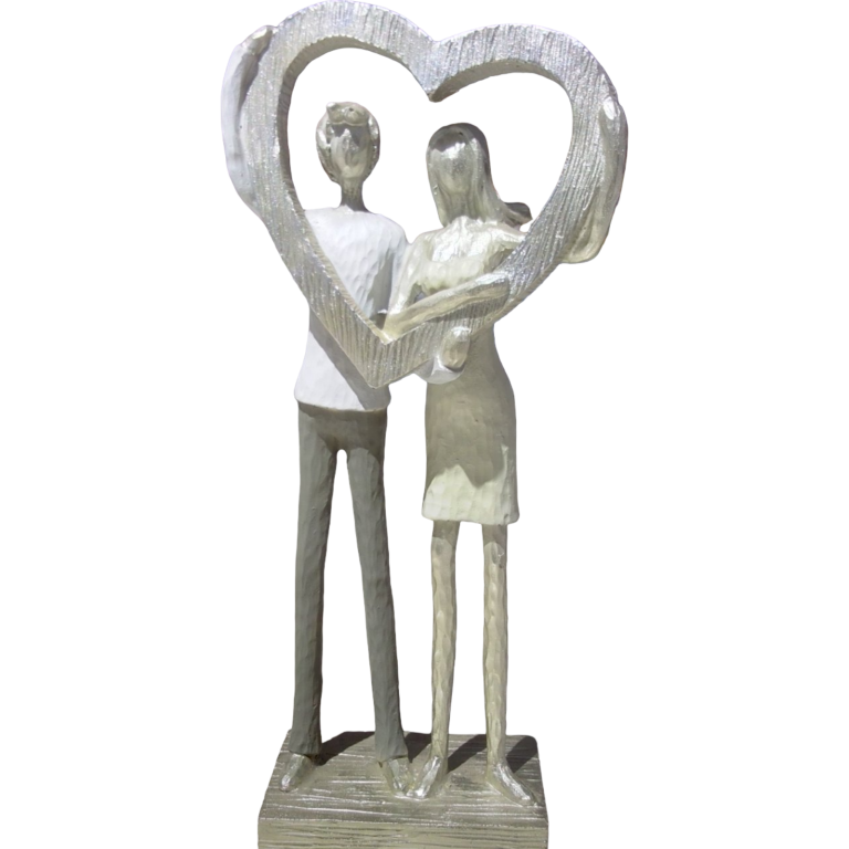 Adorno de porcelana pareja de novios detrás de un corazón.