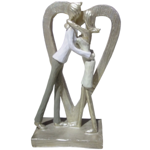 Adornos de porcelana, novios abrazados.