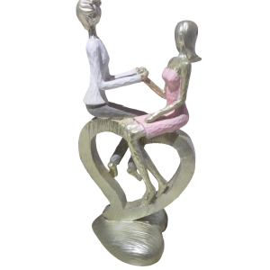 Adornos de porcelana, pareja de novios de la mano.