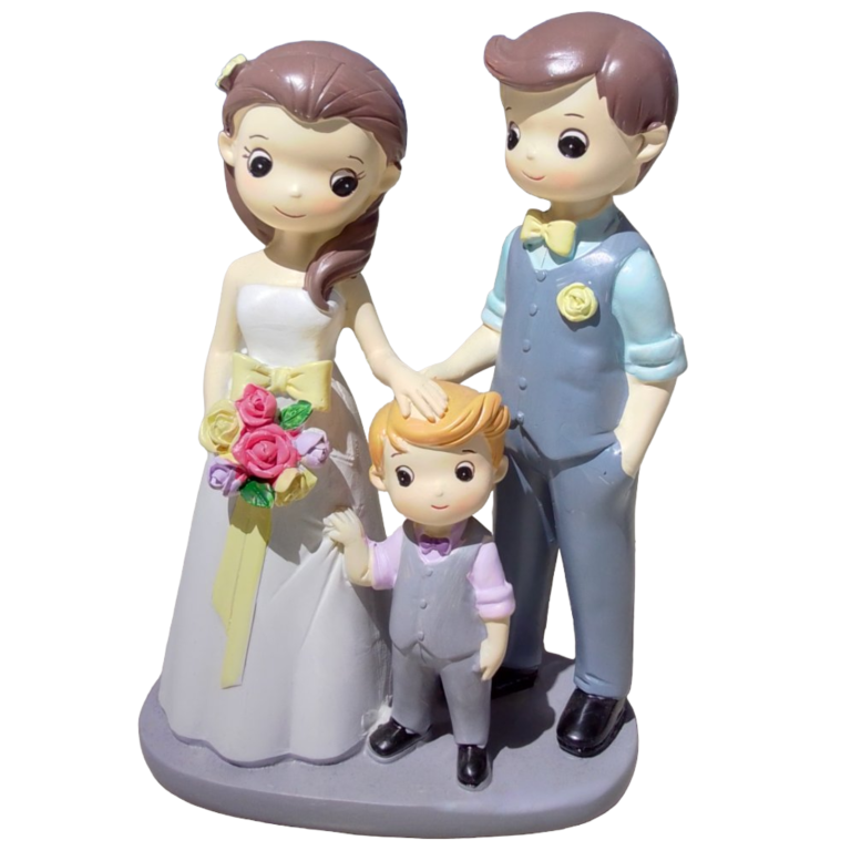 Adorno de porcelana de pareja con niño.