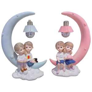 Adorno de porcelana parejita sentados en luna.