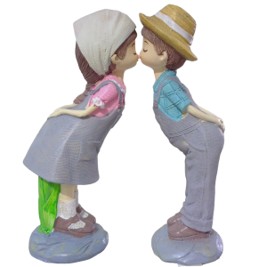 Adorno de porcelana, pareja de novios besándose.